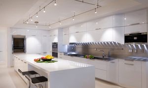 نورپردازی در کابینت آشپزخانه نئوکلاسیک