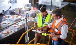 ترخیص کالا را به حق العمل کار گمرک بسپاریم یا ترخیص کار؟