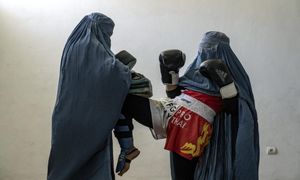 مبارزه جسورانه دختر افغان در برابر طالبان + عکس