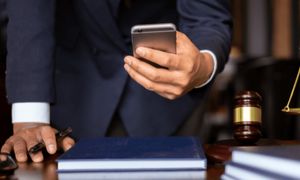 مزایای استفاده از وکیل تلفنی