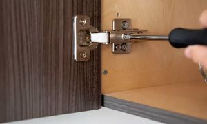 چگونه درب کابینت را رگلاژ کنیم ؟