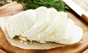 طرز تهیه یک کیلو پنیر با یک لیتر شیر (ویدیو)