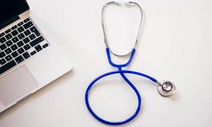 ارائه خدمات رایگان دکتر ساینا در دوران جنگ